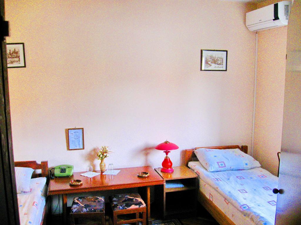 Amfora Rooms Caribrod Dimitrovgrad Quarto foto